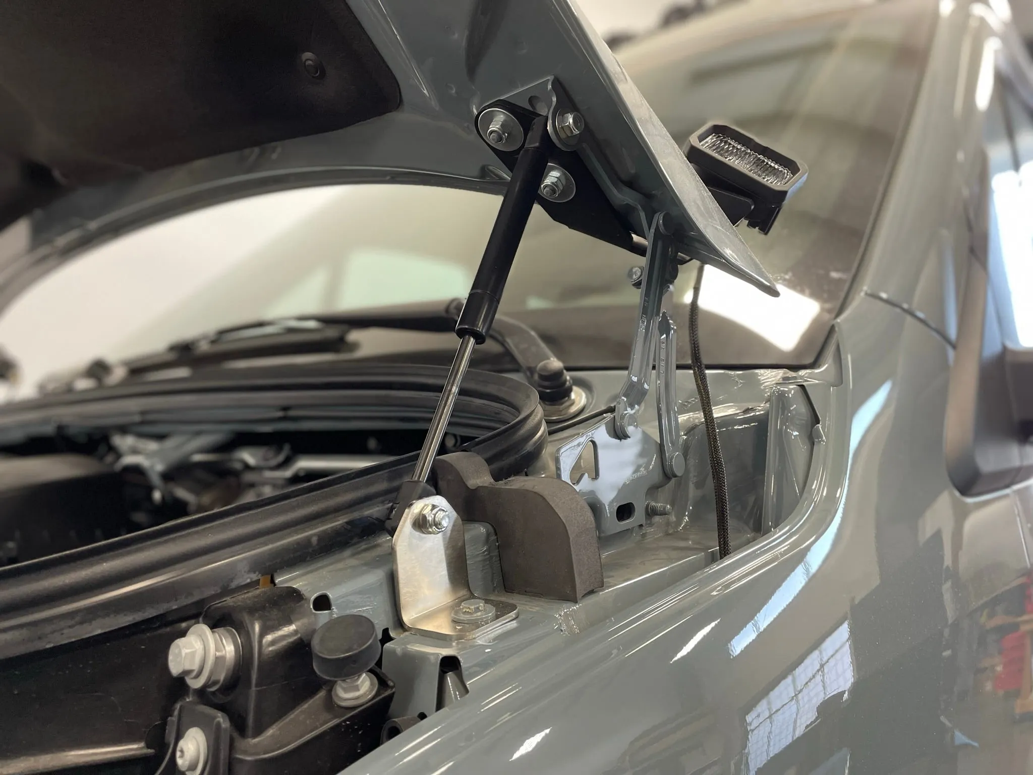 Hood Lifter Kit