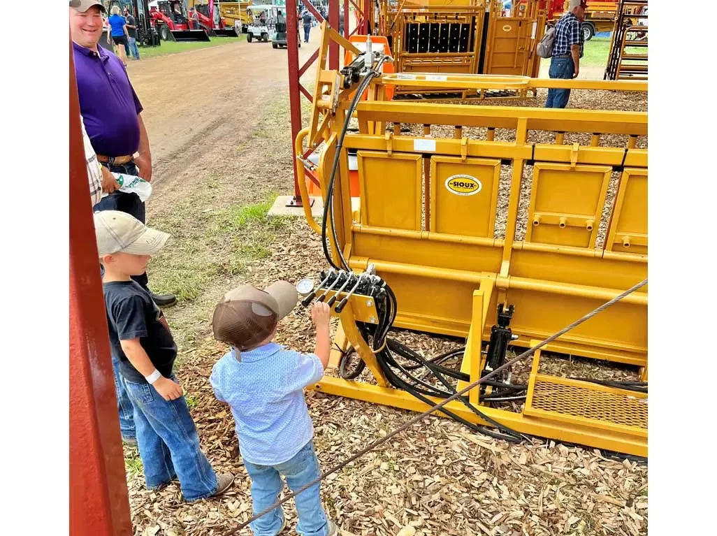 Hydraulic (HiQual) Calf Chute
