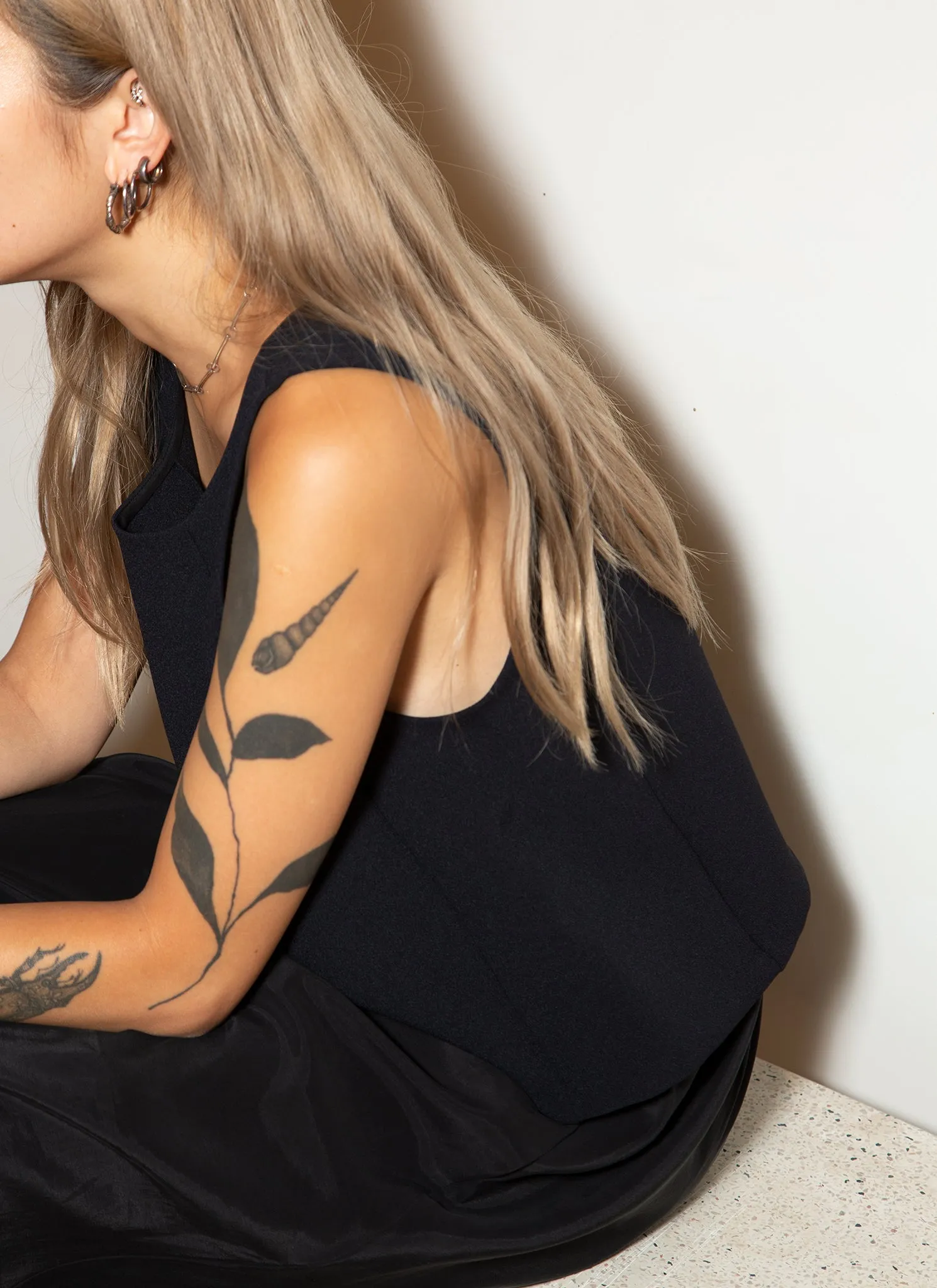 Rang Six-Panel Cropped Top - Black Blue